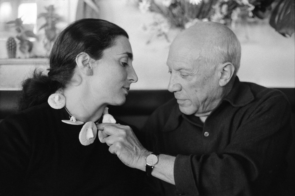 Jacqueline amb un collaret de ceràmica fet per Picasso | Foto: David Douglas Duncan / © Successió Pablo Picasso, VEGAP, Madrid 2021