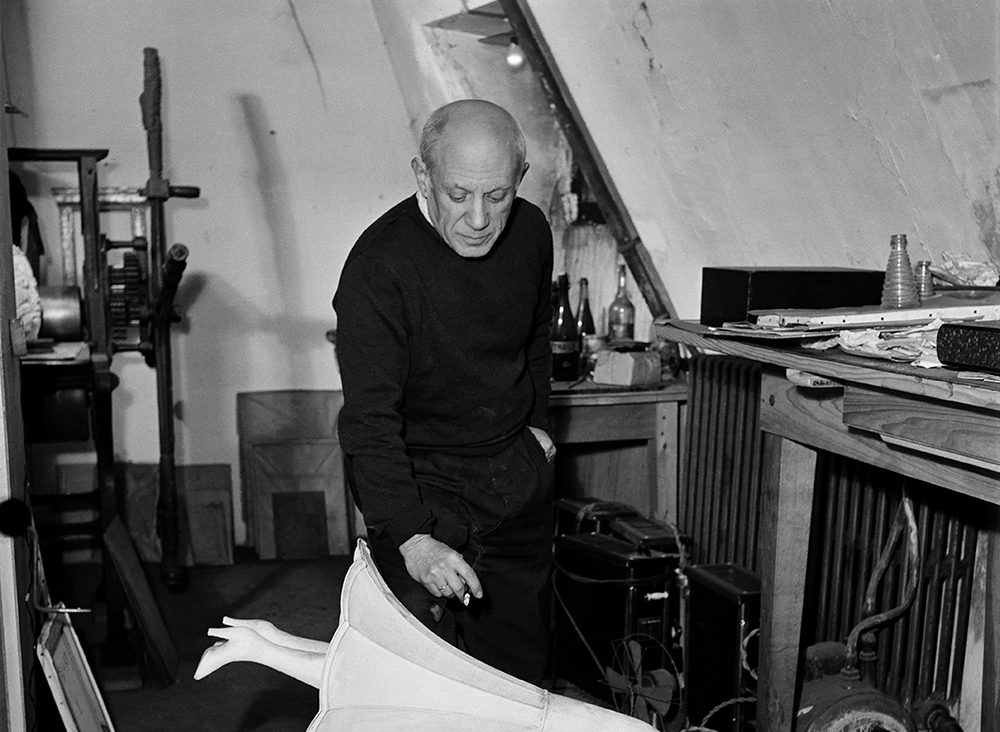 Nick de Morgoli. 'Pablo Picasso amb l’objecte surrealista Jamais', d’Óscar Domínguez, París, 1947. Nick de Morgoli. Bibliothèque Emmanuel Boussard, (C) Oscar Dominguez, VEGAP, Barcelona, 2020