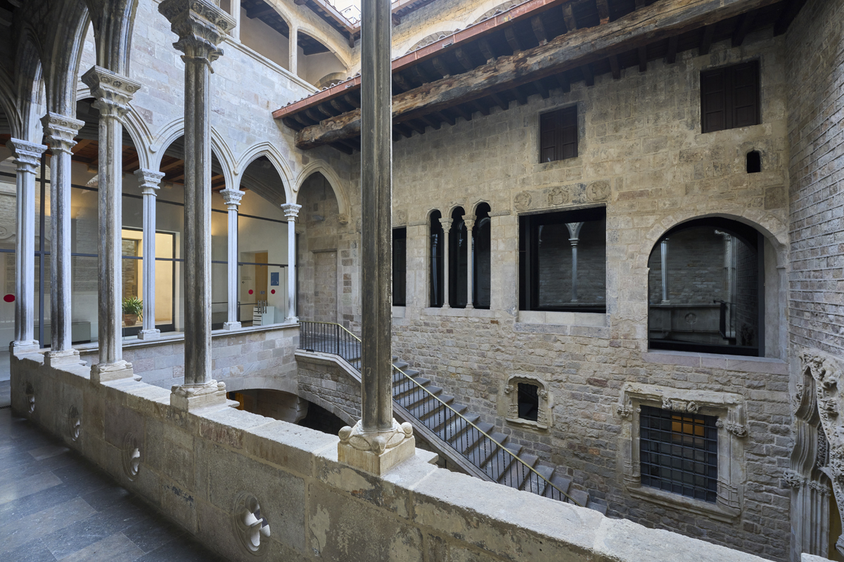  Galeria amb arcs apuntats que dona al pati del Palau Aguilar. Barcelona, 2 d’agost del 2022. Fotografia: Miquel Coll Molas. Museu Picasso, Barcelona