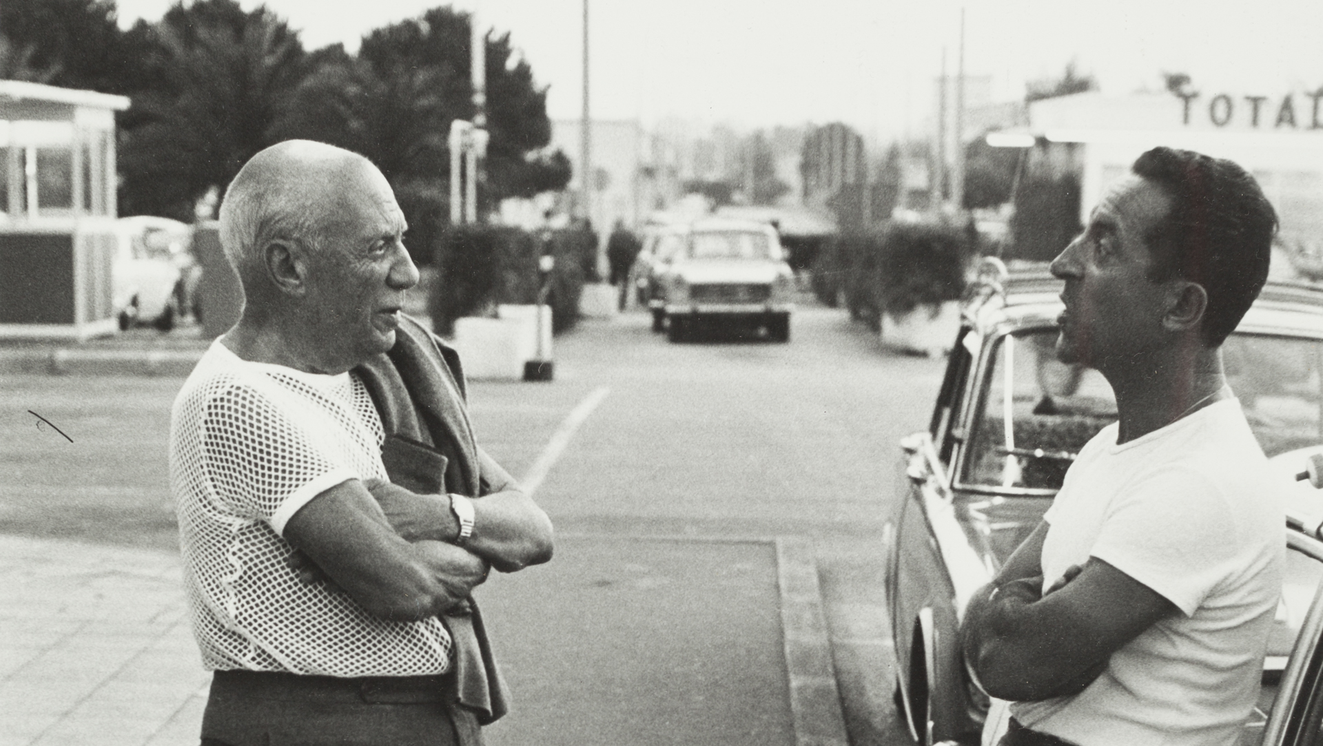Lucien Clergue Pablo Picasso y el taxista en el aeropuerto de Niza Niza, 20 de agosto de 1965 © Atelier Lucien Clergue © Succesión Pablo Picasso, VEGAP, Madrid 2023