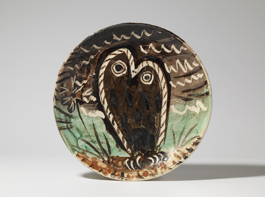 Pablo Picasso. “Mussol”. Valauri, 1948. Argila blanca cuita, tornejada, decorada amb engalbes i òxids, amb excisions, parcialment pintada amb vernís. 37 cm x 37 cm. Donació Jacqueline Picasso, 1982. MPB 112.443