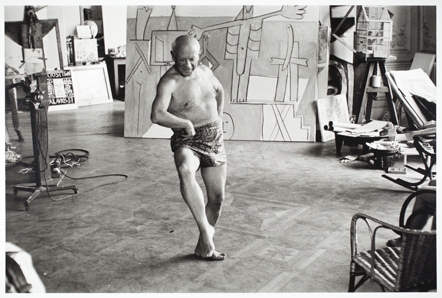Pablo Picasso ballant davant de “Els banyistes de La Garoupe”, Villa La Californie, 1957. Museu Picasso de Barcelona © David Douglas Duncan © Sucesión Pablo Picasso, VEGAP, Madrid, 2024