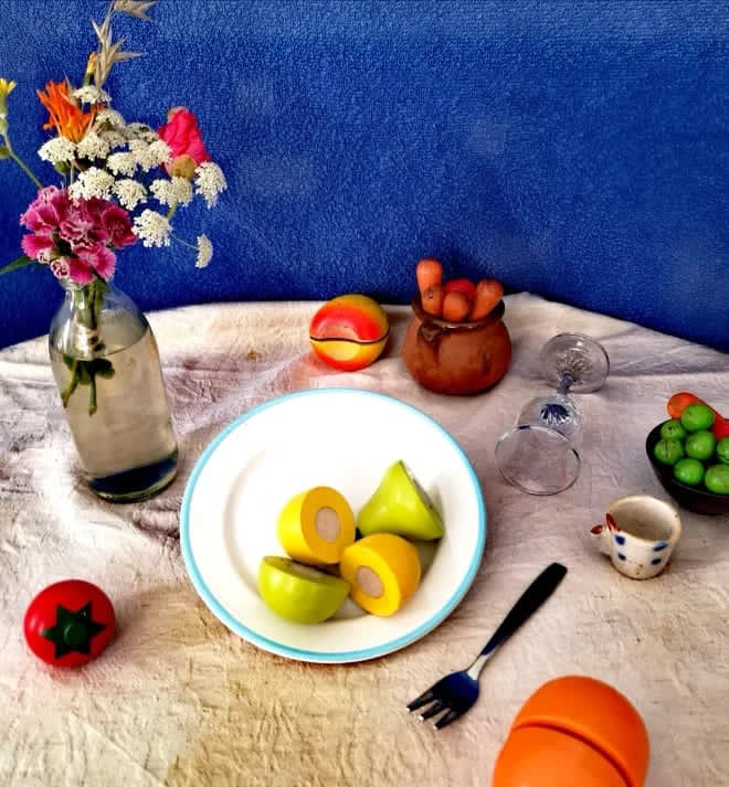 Malena, de segon curs, ha construït una nova natura morta amb el blau intens de la Natura morta de Picasso