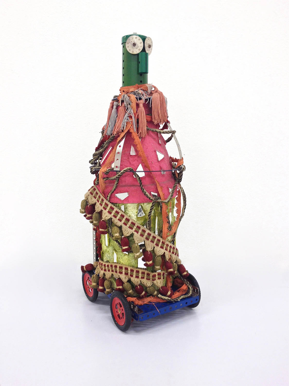 Enrico Baj. "Mère Ubu [Il teatro di Ubu]". 1985. Escultura de Meccano. Archivio Enrico Baj © Archivio Enrico Baj, Vergiate, Itàlia