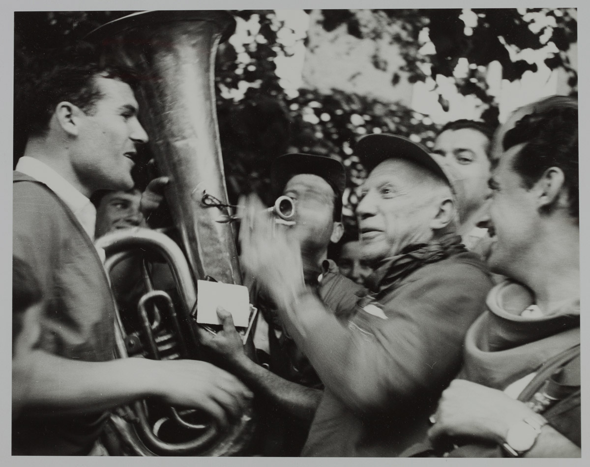 Lucien Clergue. "Picasso amb músics de la “Peña taurina de Logroño”". Nimes, 15.5.1959. Museu Picasso Barcelona/Fons Lucien Clergue © Atelier Lucien Clergue 2026 © Successió Pablo Picasso, VEGAP, Madrid, 2026