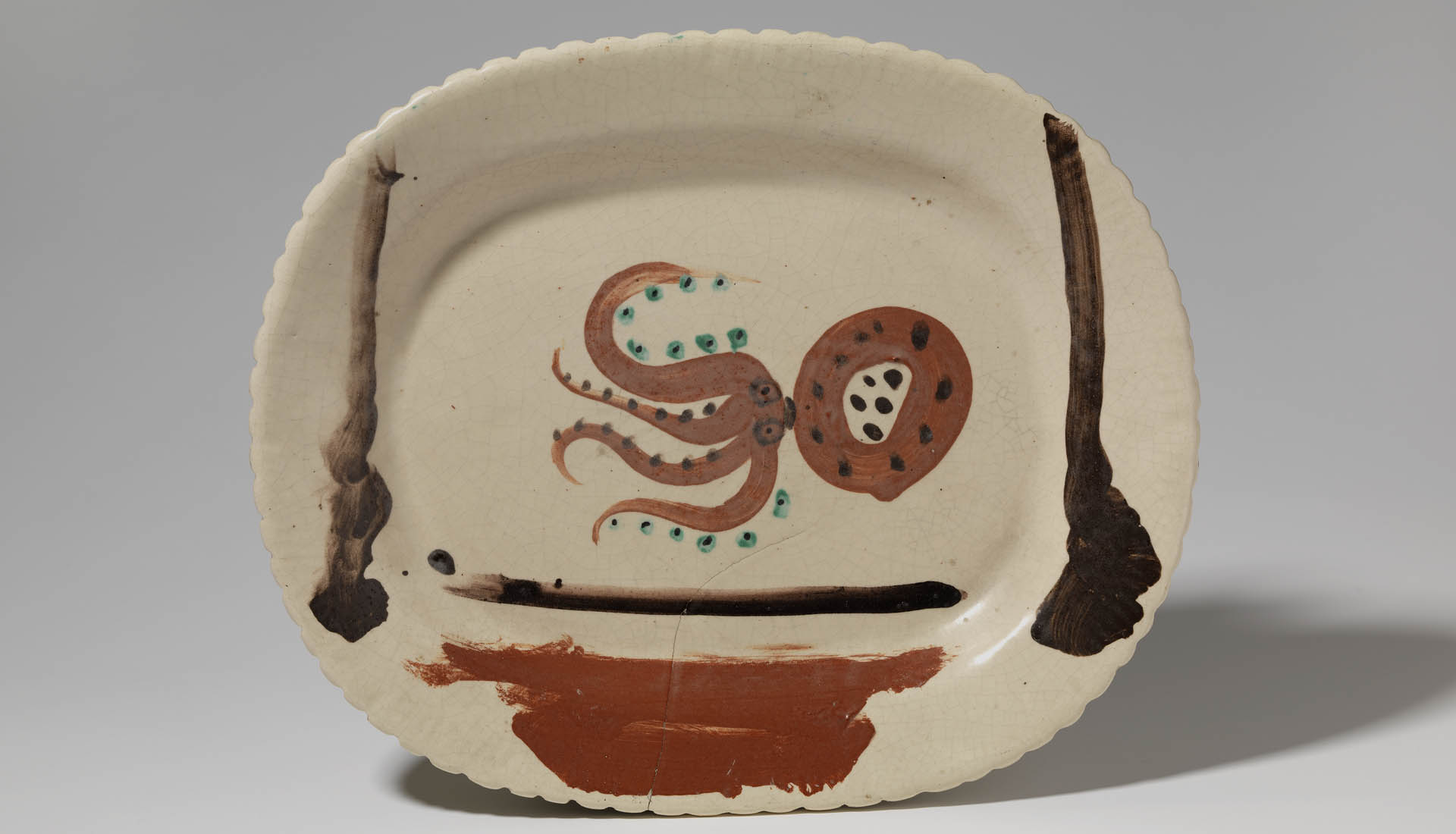 Pablo Picasso. "Pop". Valauri, 1948. Argila blanca cuita, emmotllada, decorada amb engalbes i òxids, banyada amb vernís; esquerda de cocció subjecta amb grapes pel darrere. 32.4 cm x 39 cm. Donació Jacqueline Picasso, 1982. MPB 112.438