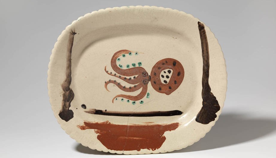 Pablo Picasso. "Pop". Valauri, 1948. Argila blanca cuita, emmotllada, decorada amb engalbes i òxids, banyada amb vernís; esquerda de cocció subjecta amb grapes pel darrere. 32.4 cm x 39 cm. Donació Jacqueline Picasso, 1982. MPB 112.438