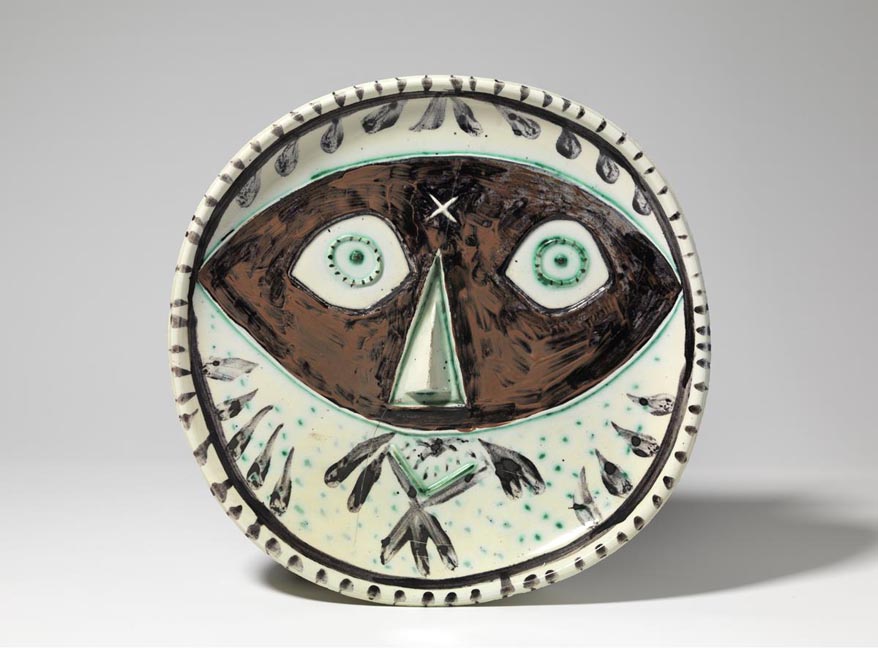 Pablo Picasso. " Màscara negra". Abril de 1956, Canes. "Empreinte originale": argila blanca cuita, decorada amb engalbes i òxids, esmalt blanc (d'estany); gran esquerda de cocció al centre. 32.5 cm x 32.5 cm. Donació Jacqueline Picasso, 1982. MPB 112.458