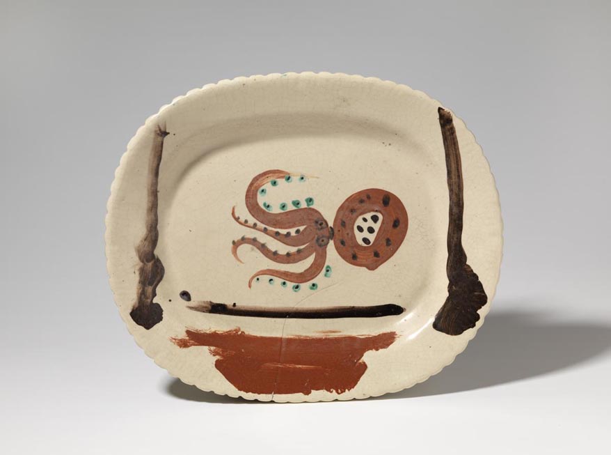 Pablo Picasso. "Pop". Valauri, 1948. Argila blanca cuita, emmotllada, decorada amb engalbes i òxids, banyada amb vernís; esquerda de cocció subjecta amb grapes pel darrere. 32.4 cm x 39 cm. Donació Jacqueline Picasso, 1982. MPB 112.438