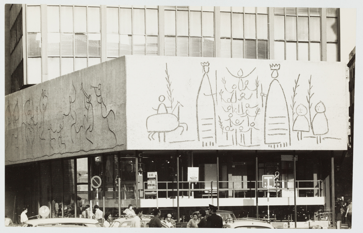 Fotografia de Lucien Clergue. Esgrafiats dels frisos del Col·legi Oficial d'Arquitectes de Catalunya (COAC) fet per Carl Nesjar a partir de Pablo Picasso. 16 d’octubre de 1968, Barcelona Museu Picasso Barcelona ©Atelier Lucien Clergue ©Successió Pablo Picasso, VEGAP, Madrid, 2026