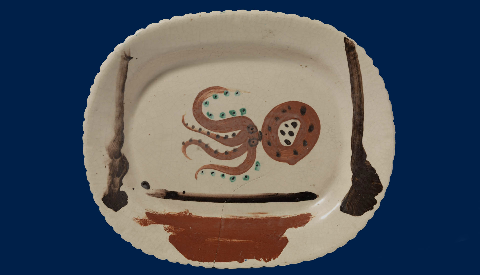 Pablo Picasso. "Pop". Valauri, 1948. Argila blanca cuita, emmotllada, decorada amb engalbes i òxids, banyada amb vernís; esquerda de cocció subjecta amb grapes pel darrere. 32.4 cm x 39 cm. Donació Jacqueline Picasso, 1982. MPB 112.438