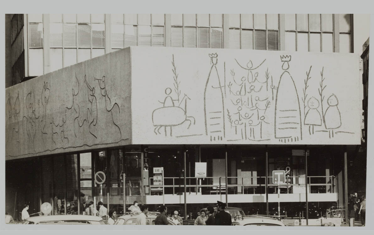 Fotografia de Lucien Clergue. Esgrafiats dels frisos del Col·legi Oficial d'Arquitectes de Catalunya (COAC) fet per Carl Nesjar a partir de Pablo Picasso. 16 d’octubre de 1968, Barcelona Museu Picasso Barcelona ©Atelier Lucien Clergue ©Successió Pablo Picasso, VEGAP, Madrid, 2026