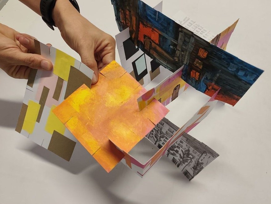 Construcció de paper feta amb peces pintades i encaixades que formen un espai. © El Globus Vermell