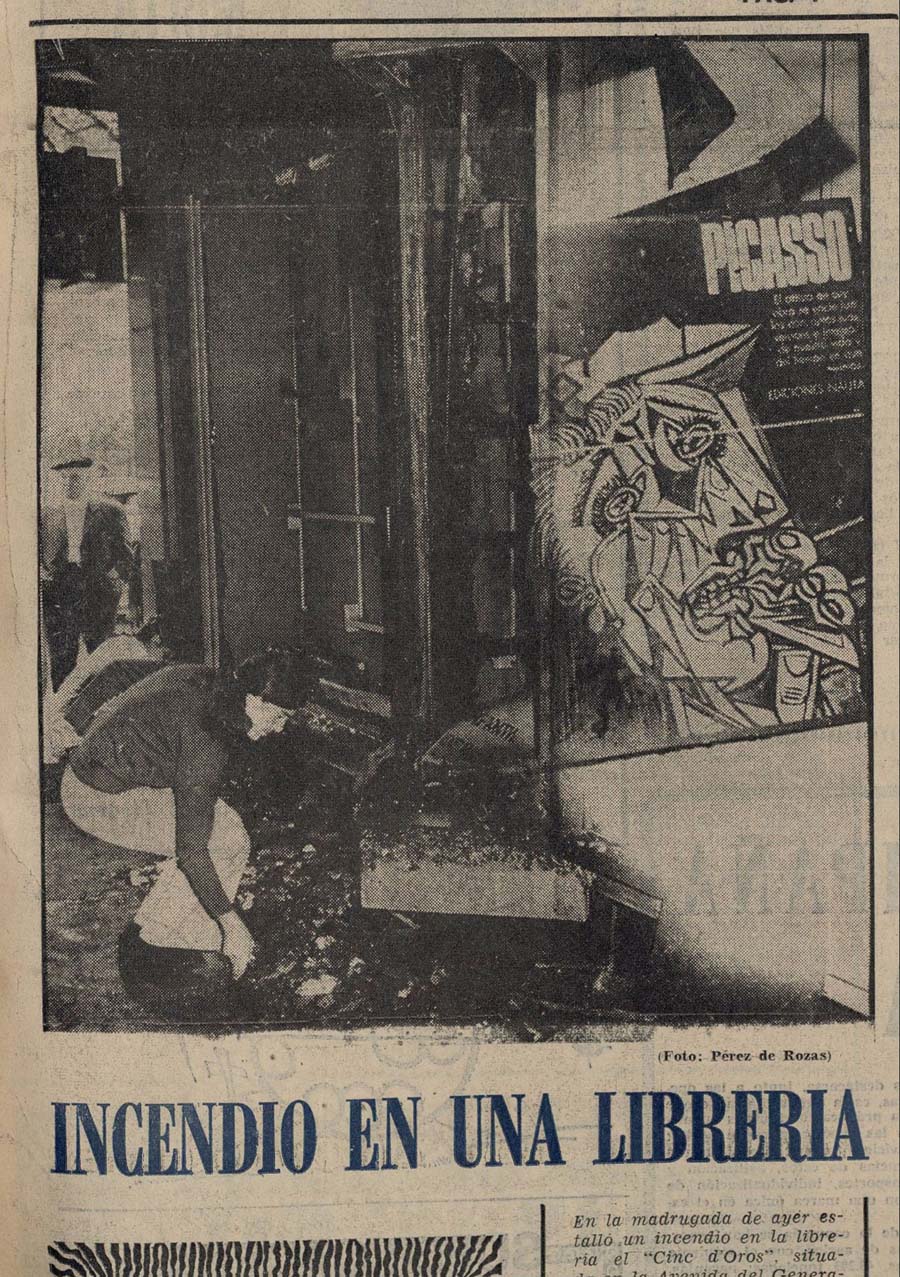  Fotografia: Retall de la notícia publicada al diari La Prensa el dijous 25 de novembre de 1971 sobre l’atemptat a la llibreria Cinc d’Oros de Barcelona l’any 1971. Foto Pérez de Rozas © Successió Pablo Picasso, VEGAP, Madrid, 2025
