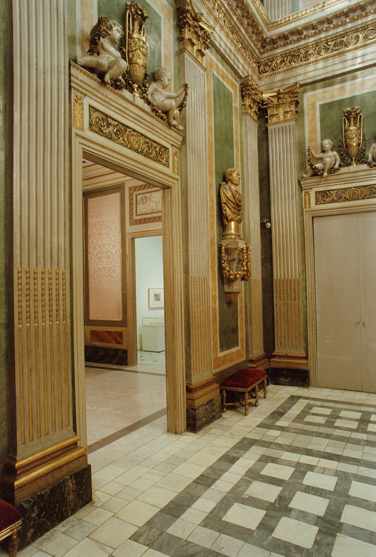 Saló neoclàssic del Palau Baró de Castellet Barcelona, 25 de març del 2004. Fotografia: Roland Stallard. Museu Picasso, Barcelona