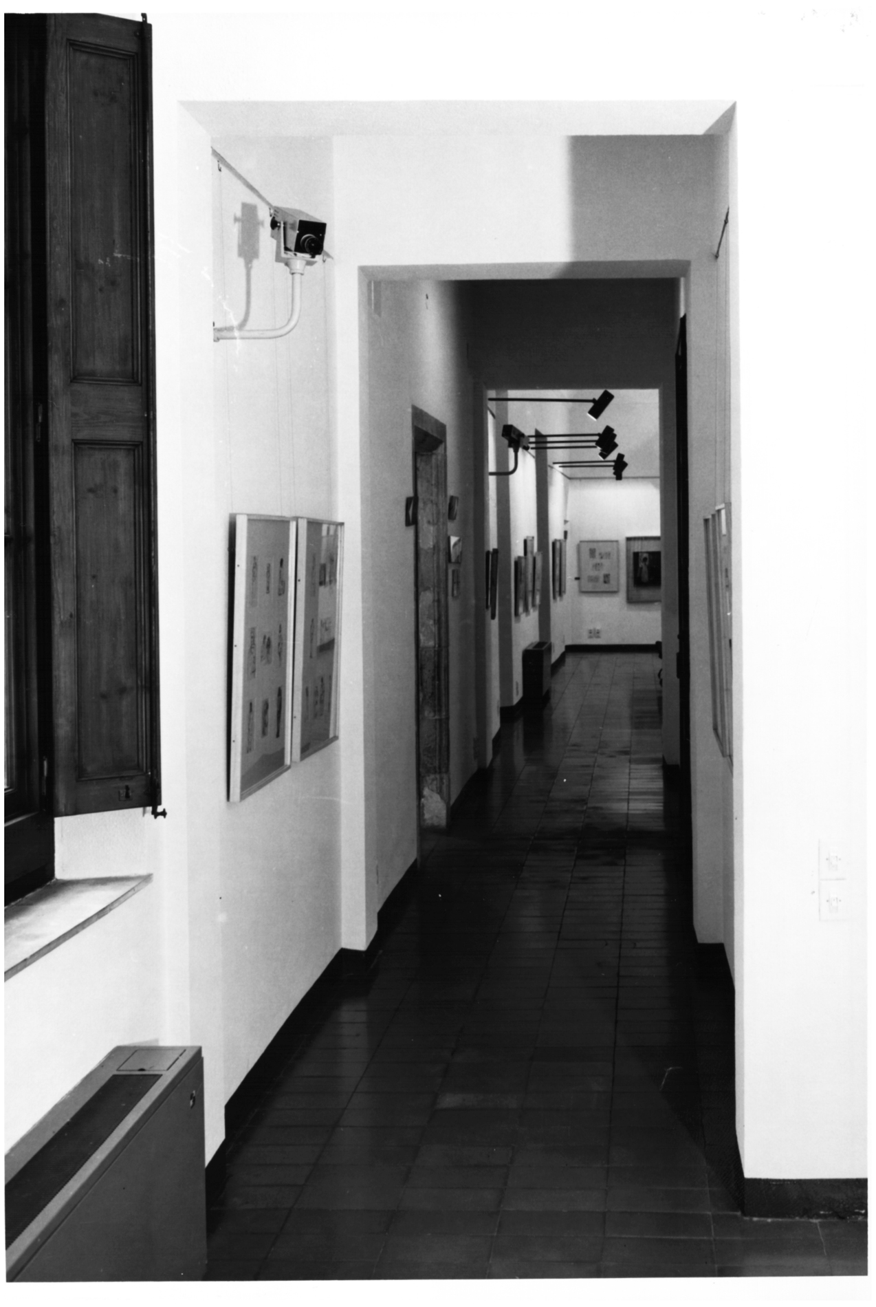 Instal·lació de càmeres de vigilància a les sales d'exposició del Museu. Barcelona, 28 de novembre del 1974. Fotografia: autoria desconeguda. Museu Picasso, Barcelona