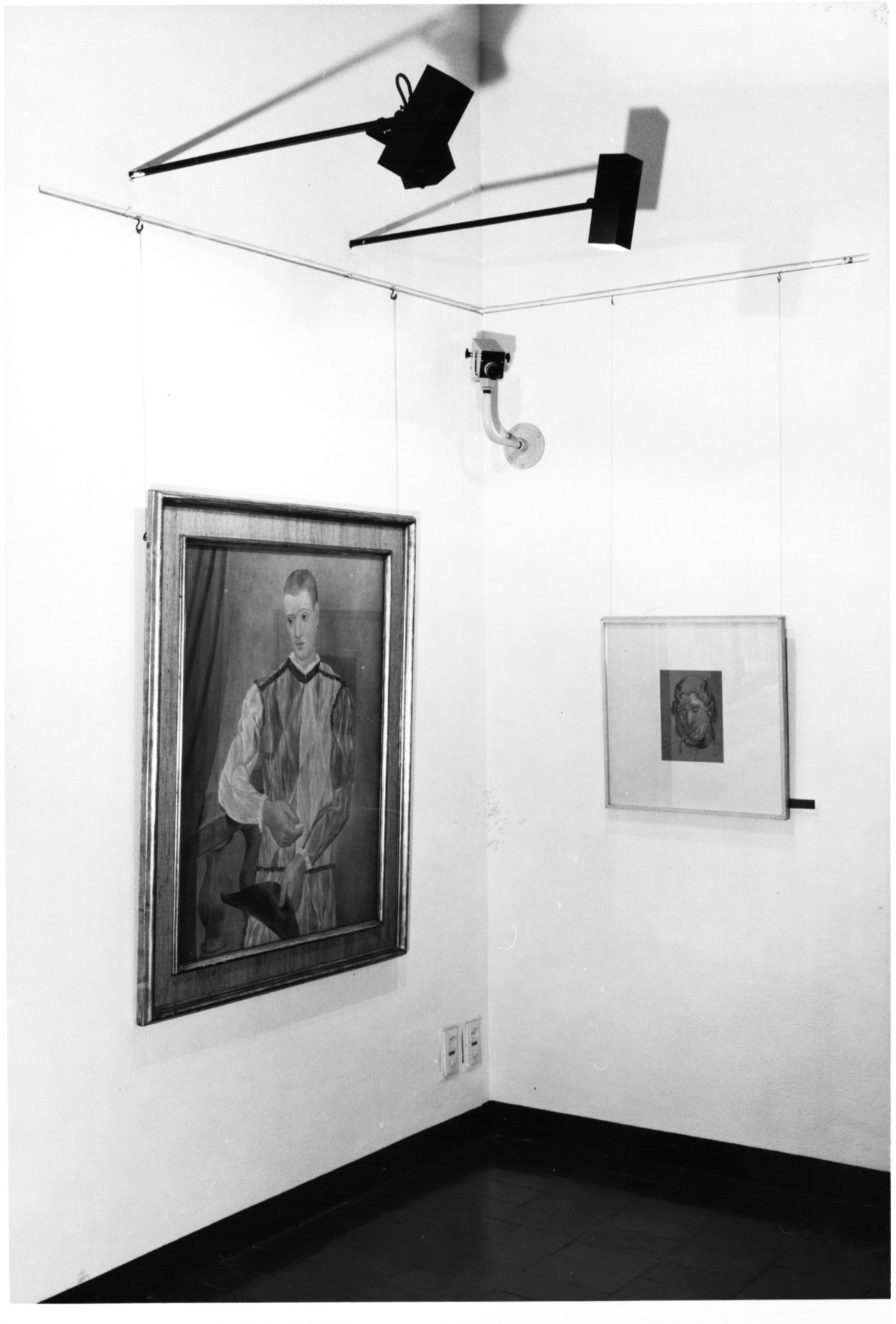Instal·lació de càmeres de vigilància a les sales d'exposició del Museu Barcelona, 28 de novembre del 1974. Fotografia: autoria desconeguda. Museu Picasso, Barcelona