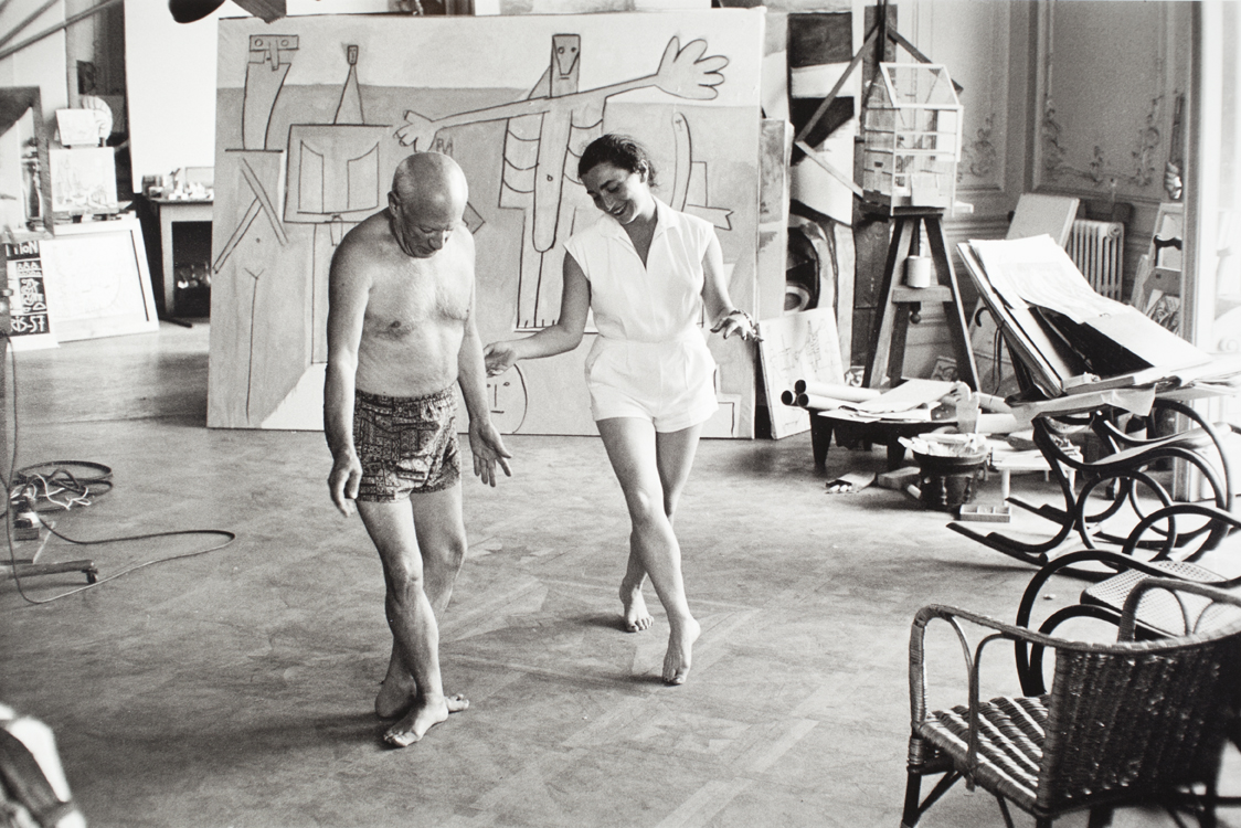 David Douglas Duncan. Pablo Picasso y Jacqueline Roque delante de Bañistas en La Garoupe en La Californie Cannes, verano de 1957. Museu Picasso, Barcelona. Donación David Douglas Duncan, 2013 © David Douglas Duncan’s Archive © Succesión Pablo Picasso, VEGAP, Madrid (año edición)