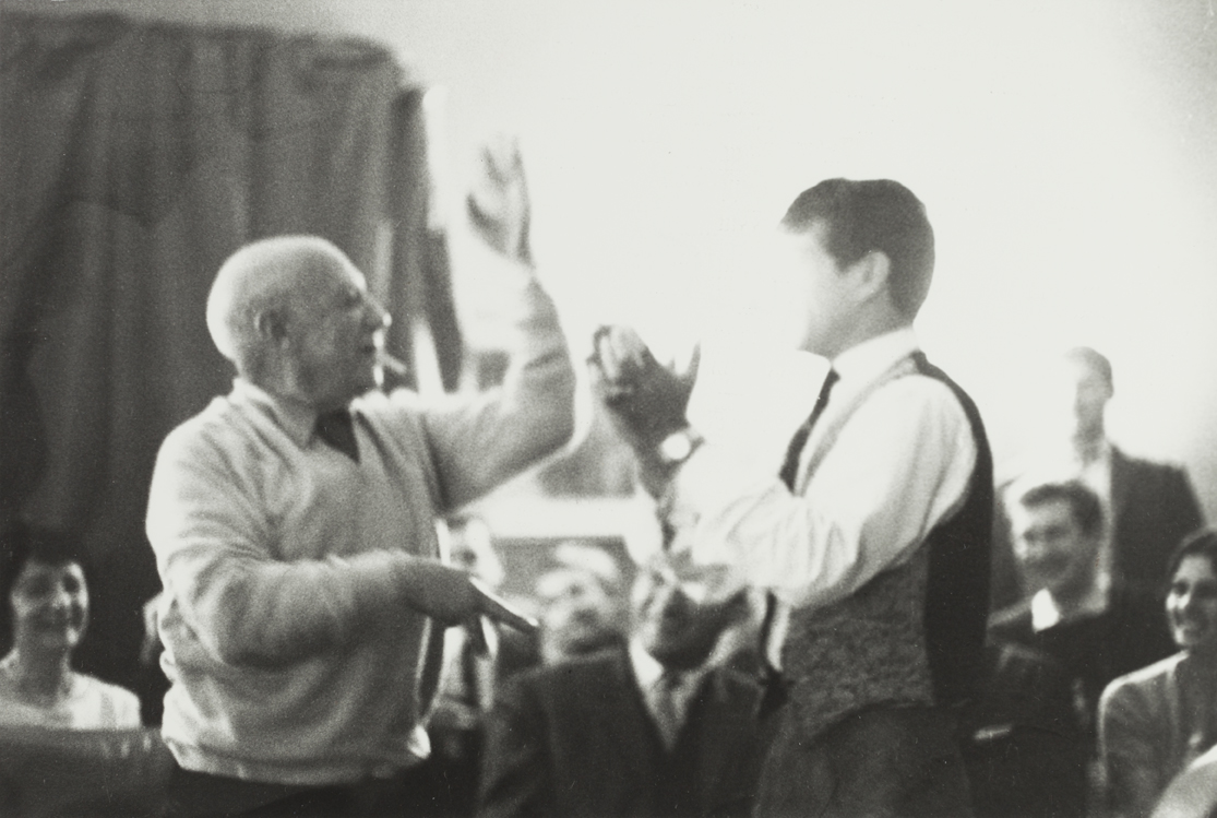 Lucien Clergue. Pablo Picasso en una fiesta gitana con Manitas de Plata, en el Hôtel du Forum. Arles, 30 de marzo de 1964 Museu Picasso, Barcelona. Fondo Lucien Clergue, compra 2016 © Atelier Lucien Clergue © Succesión Pablo Picasso, VEGAP, Madrid (año edición)