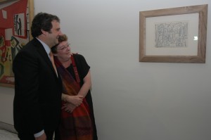 Una emocionada Catherine Hutin s’abraça a Jordi Hereu, alcalde de Barcelona, davant l’esbós, que ja està penjat a la sala de Las Meninas del Museu Picasso.