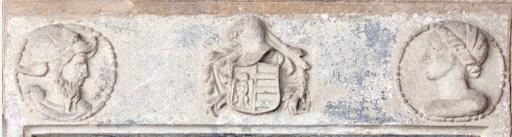 Palau Aguilar Llinda de finestra amb caps, escuts i finestrals gòtics del Palau Aguilar