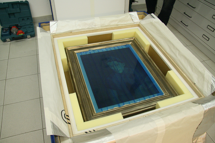 Dona amb xal blau_caixa