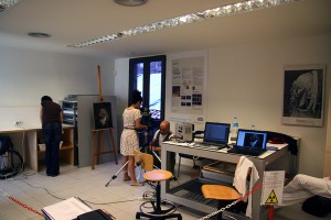 Tècnics del MOLAB treballant al departament de restauració del Museu Picasso