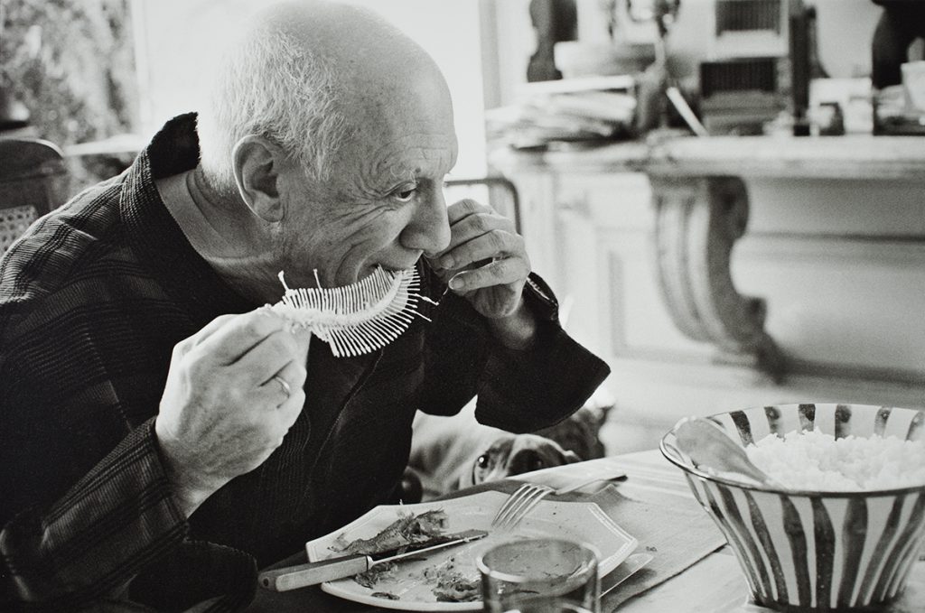 picasso-a-la-californie-realitzant-plat-amb-fossil-de-peix-1024x679