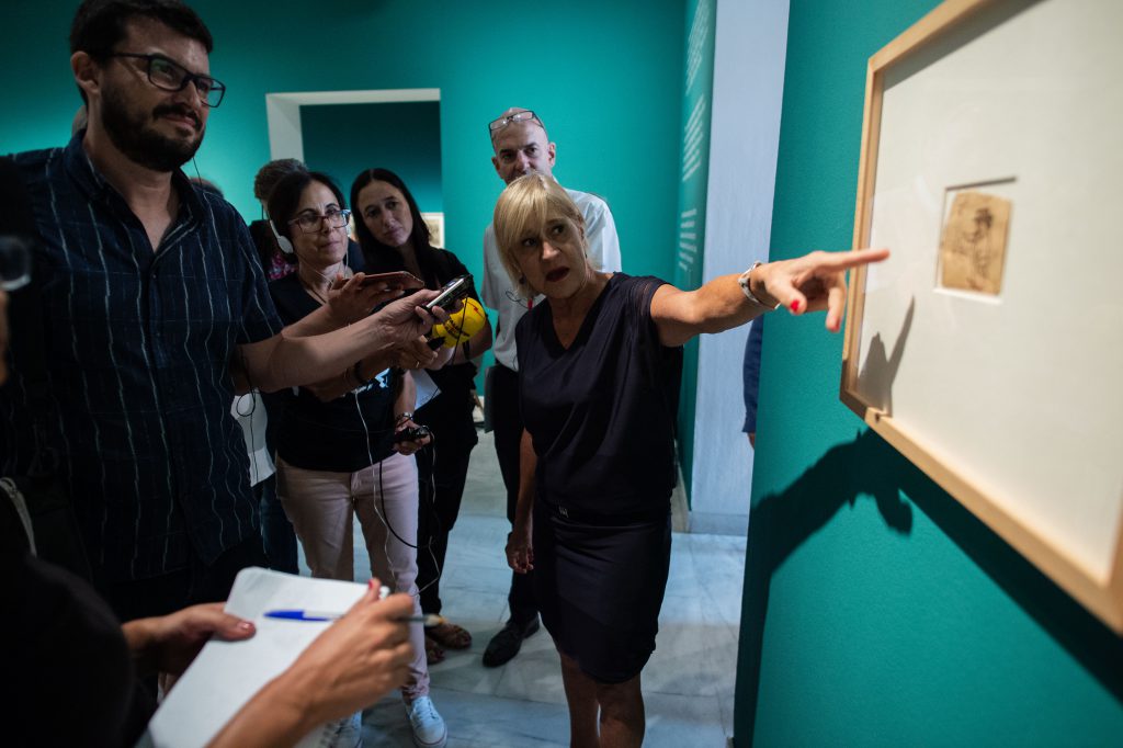 Malén Gual, comisaria de la muestra, lleva a cabo la visita guiada a los medios de comunicación.