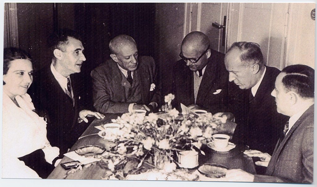 Sánchez Arcas, Picasso i Ylia Erhmburg, amb altres personatges durant el Congrés. Fotògraf desconegut. Donació de Alvar Haro al Museu Picasso