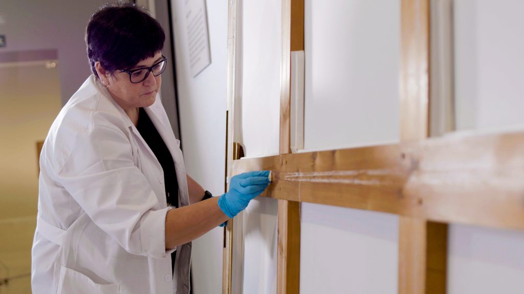 Una operària neteja la part posterior del marc. 6 de setembre de 2019