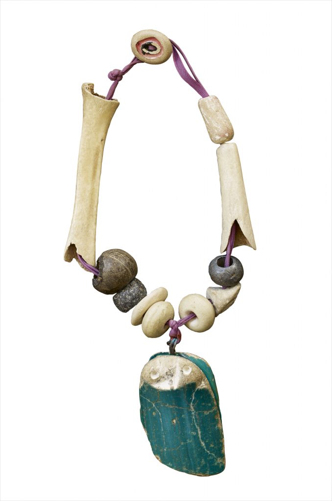 Pablo Picasso, Françoise Gilot. Collaret Mussol. Golfe-Juan, 1948. Pedra, metall, os i cordó violeta. Col·lecció particular. Cortesia Galerie Seghers, Oostende 